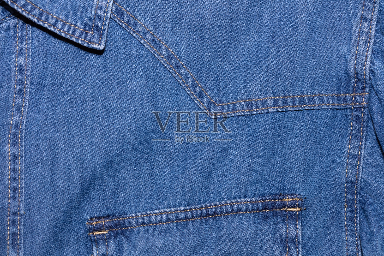 蓝色牛仔衬衫的特写镜头。服装店和购物概念照片摄影图片