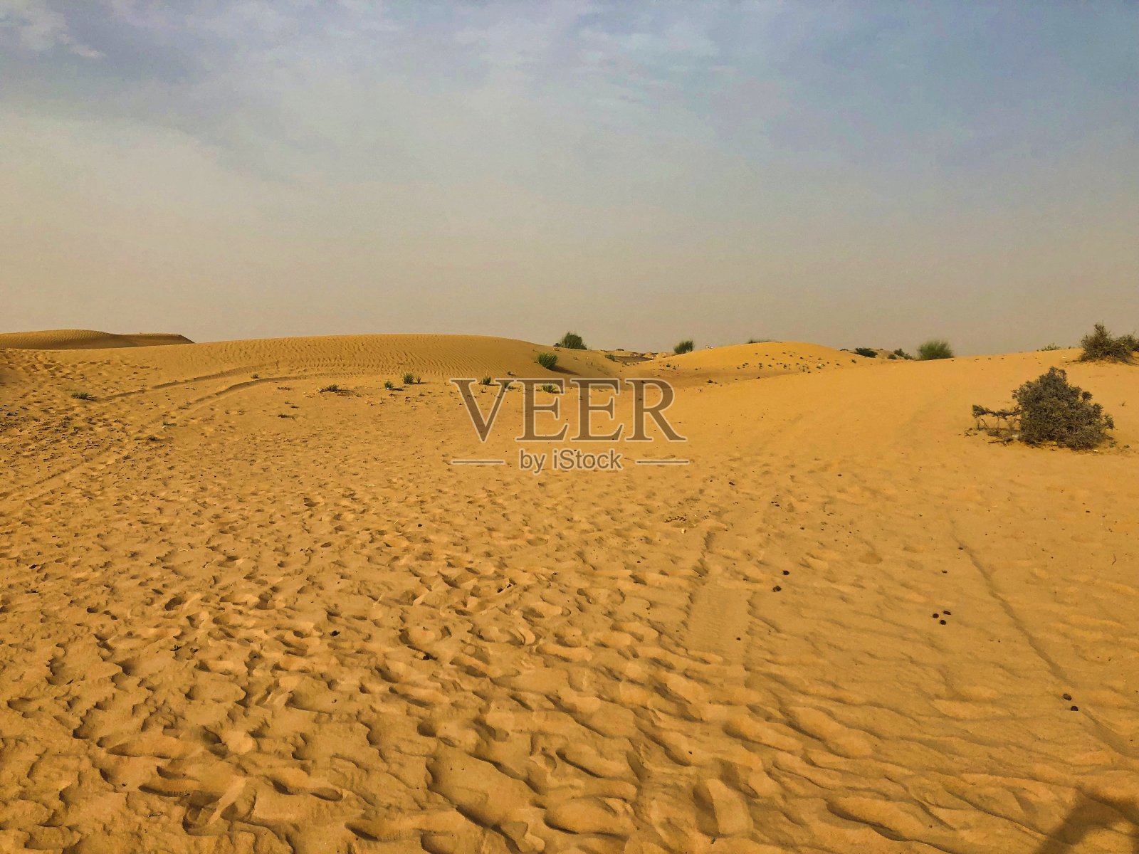 迪拜附近的傍晚沙漠景观照片摄影图片