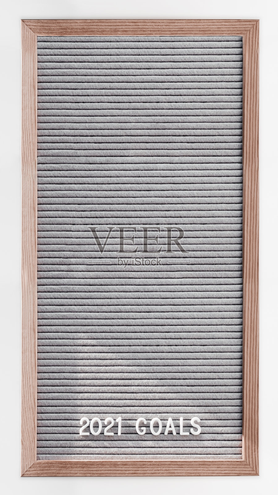 长长的垂直字母板上写着“2021年目标”。新年的承诺和决心。在灰色背景上复制空间。照片摄影图片