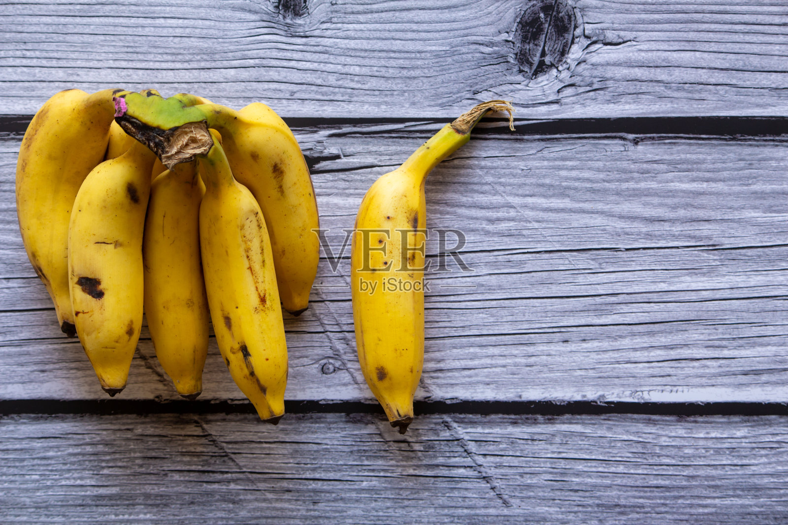香蕉串在木制的背景下。Yelakki香蕉群。用于水果概念。照片摄影图片