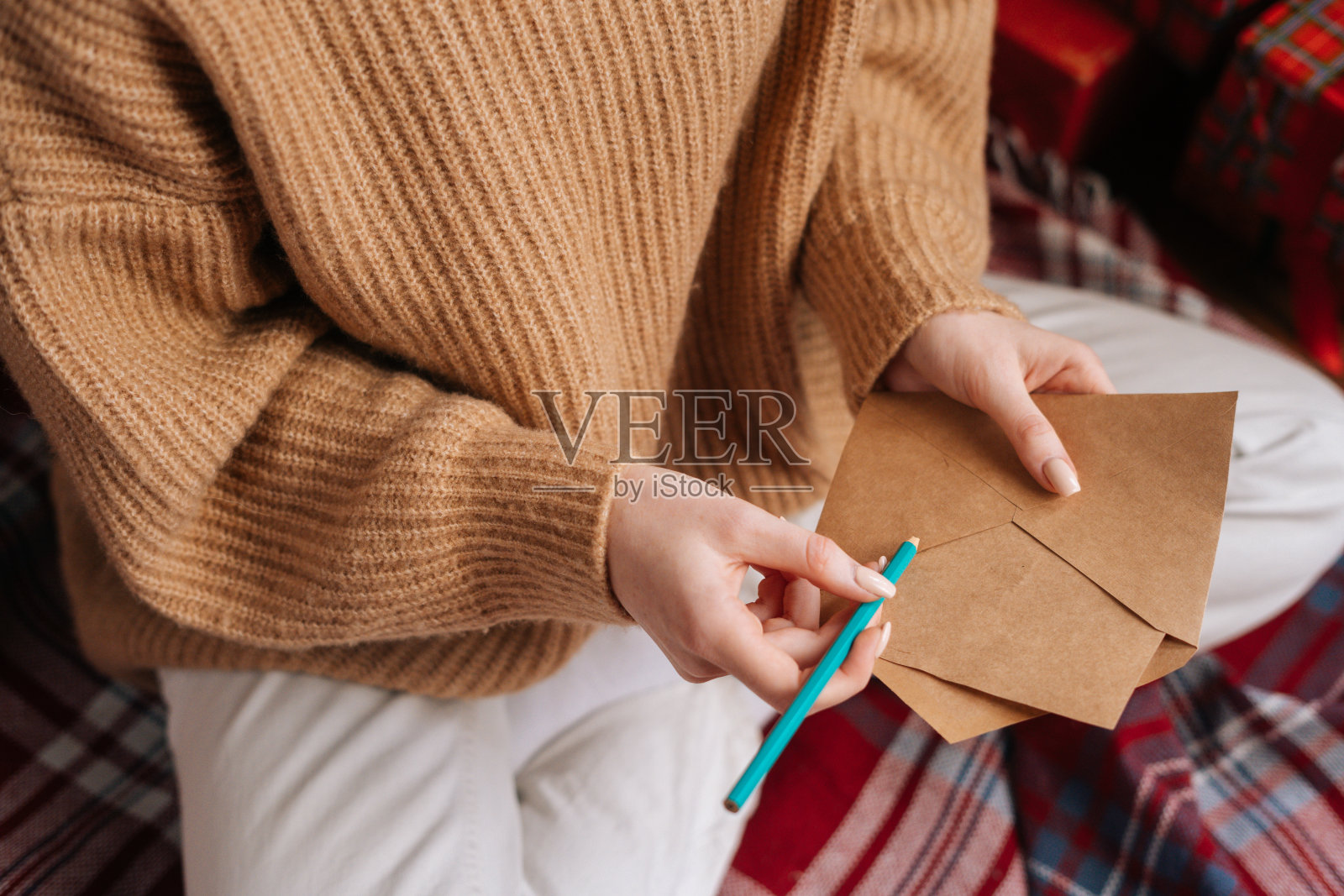 特写的手,一个陌生的年轻女子拿着空信封和钢笔准备写信照片摄影图片