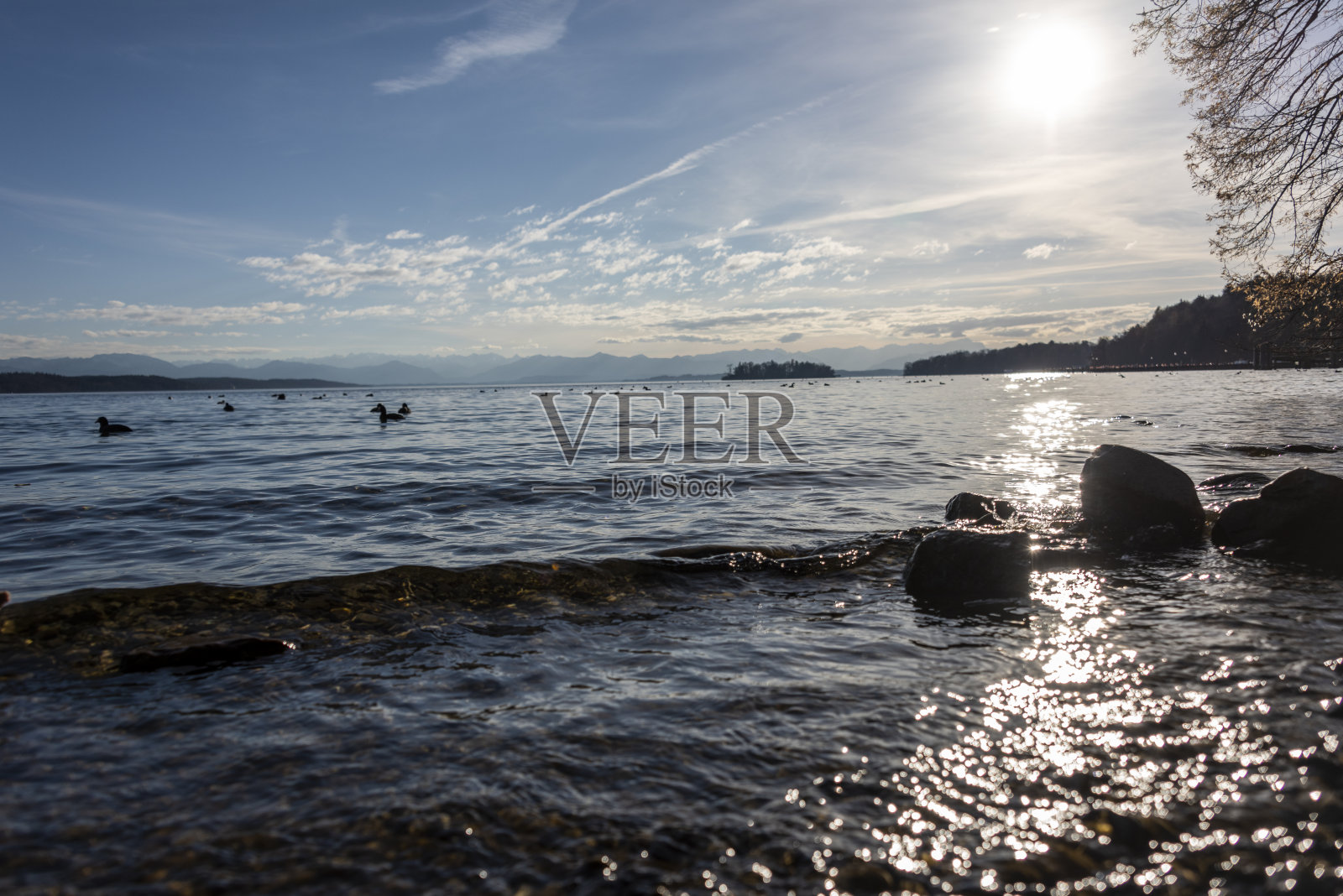 美丽的日落在施塔恩伯格湖照片摄影图片