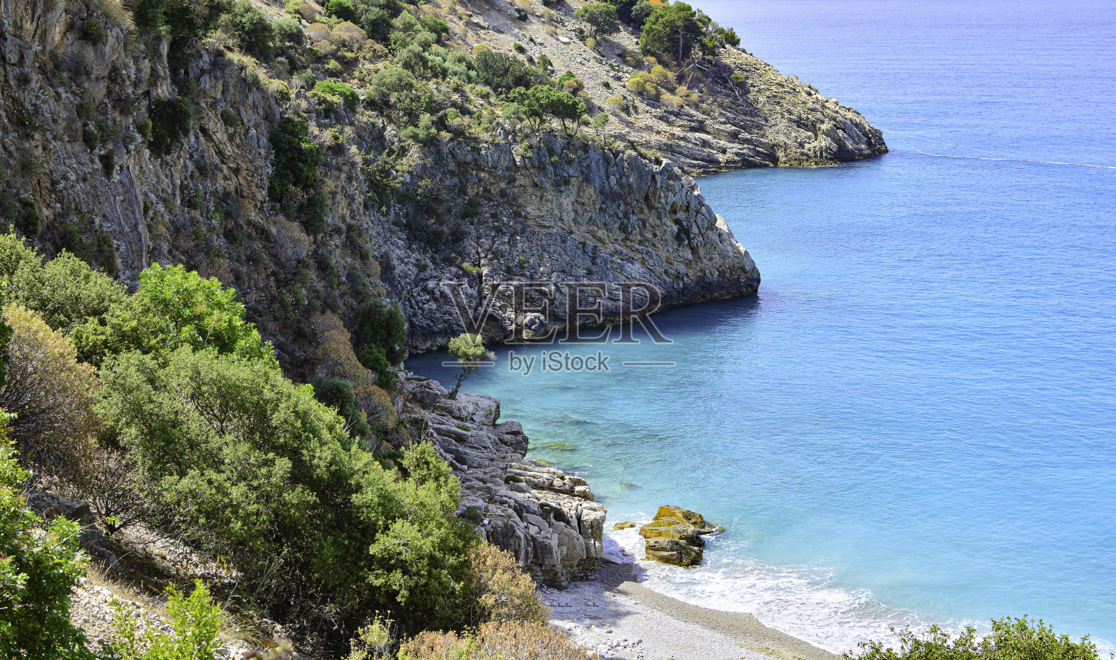 美丽的海景和岩石。完美的海洋景观与绿松石水。照片摄影图片