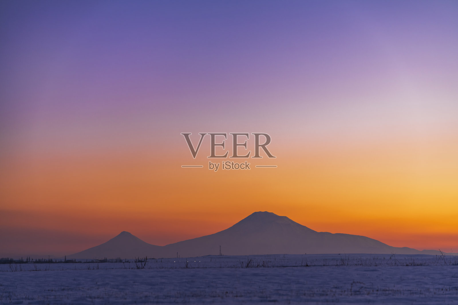 冬天的风景。夕阳下美丽的山峦。照片摄影图片