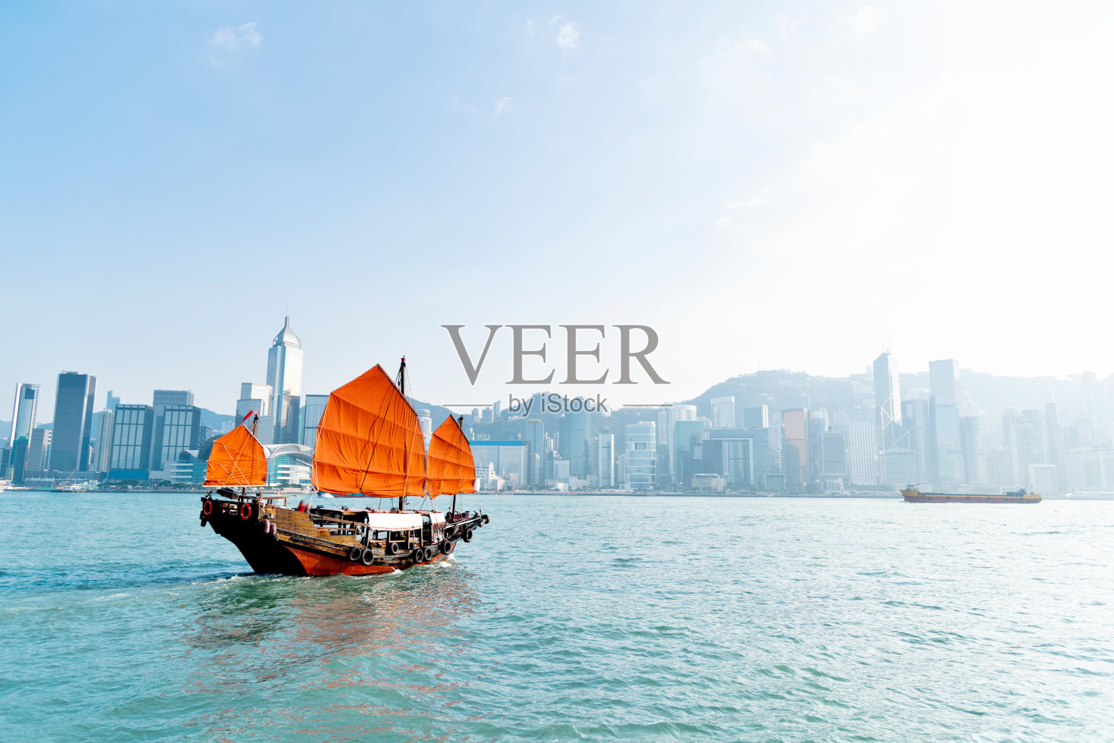 横过香港港口的帆船照片摄影图片