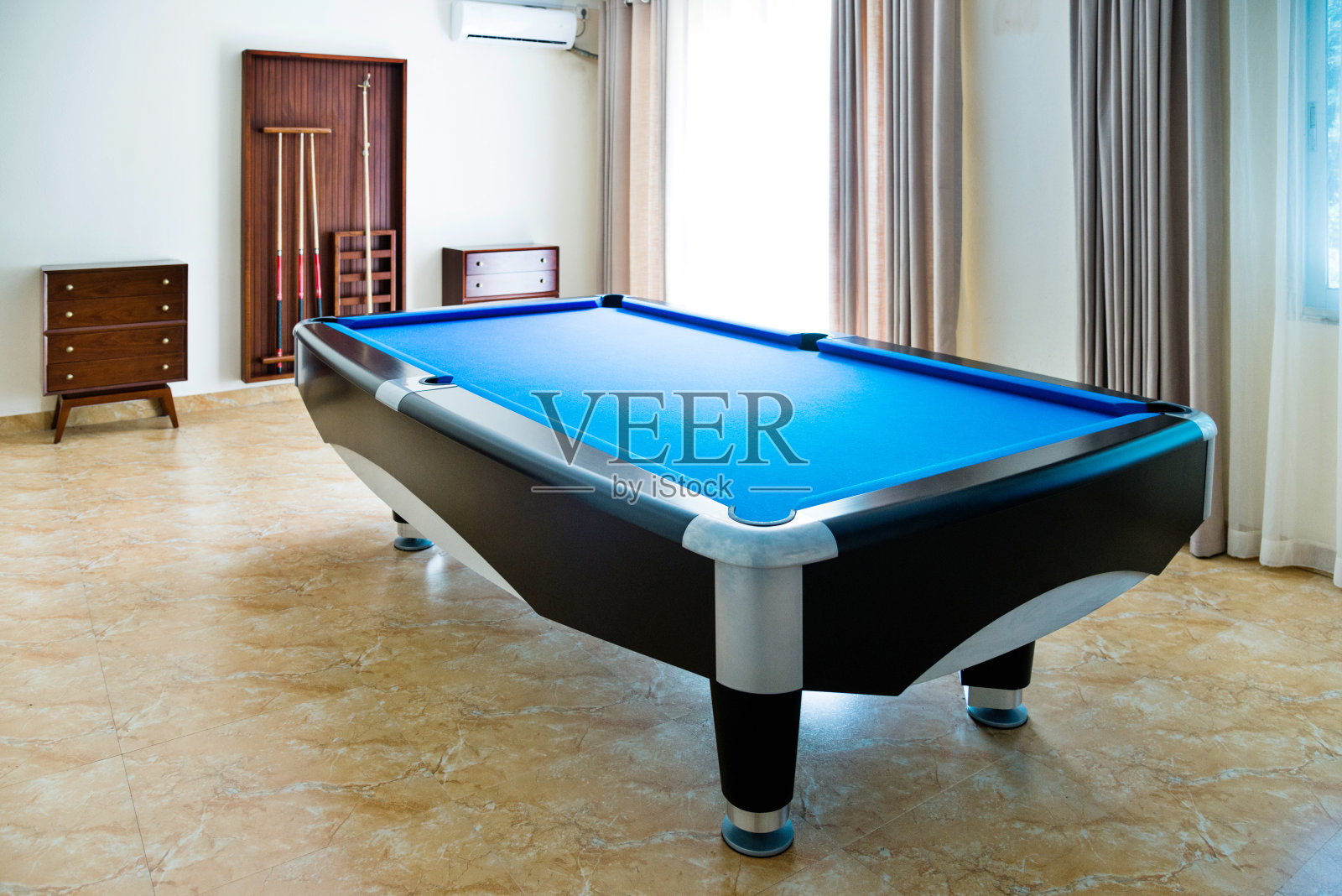 在游戏室的台球桌照片摄影图片