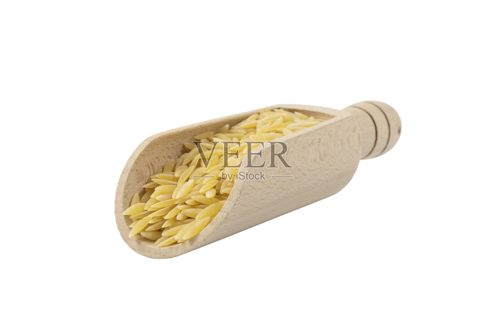 在希腊叫做kritharaki。在意大利叫做Orzo。米饭形状的意大利面在木勺孤立在白色的背景。类型的意大利面。食品成分。照片摄影图片