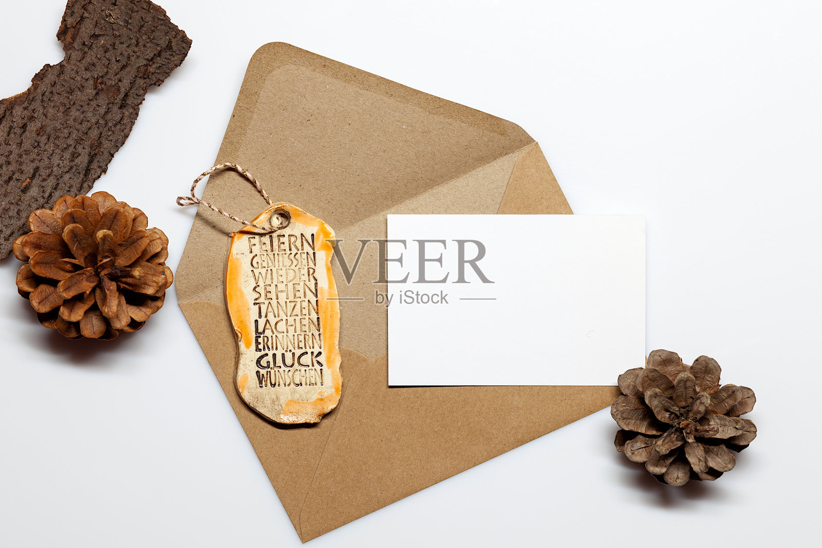 贺卡工艺纸信封装饰最小组成标签,松果。照片摄影图片