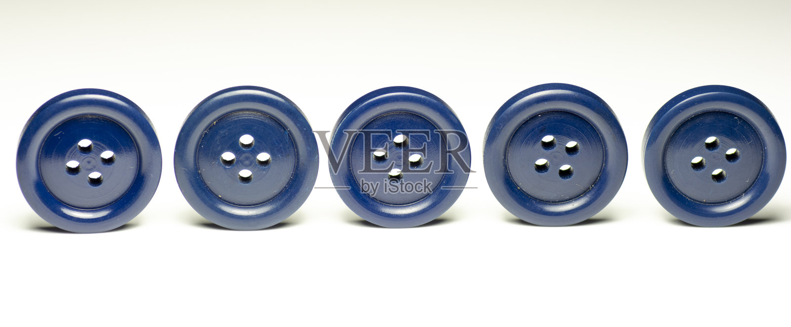 一组蓝色圆形塑料按钮孤立在白色背景上。关闭了。宏。照片摄影图片