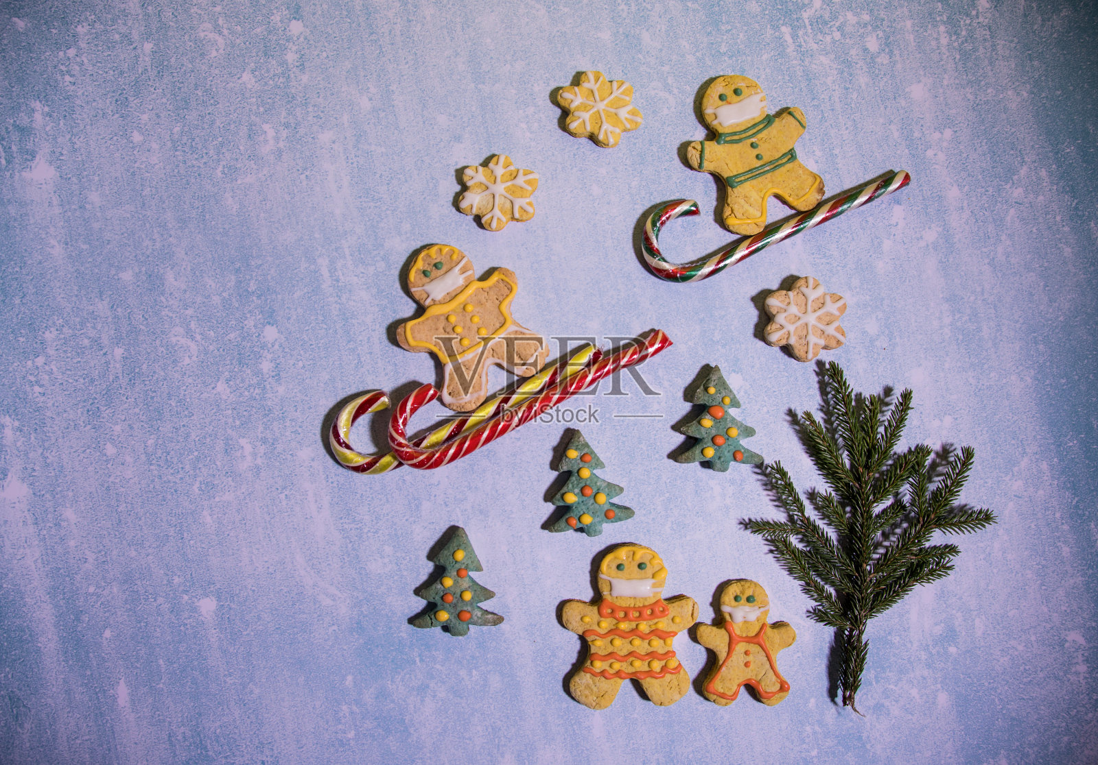 姜饼人从事冬季运动,观察社会距离。水平方向照片摄影图片