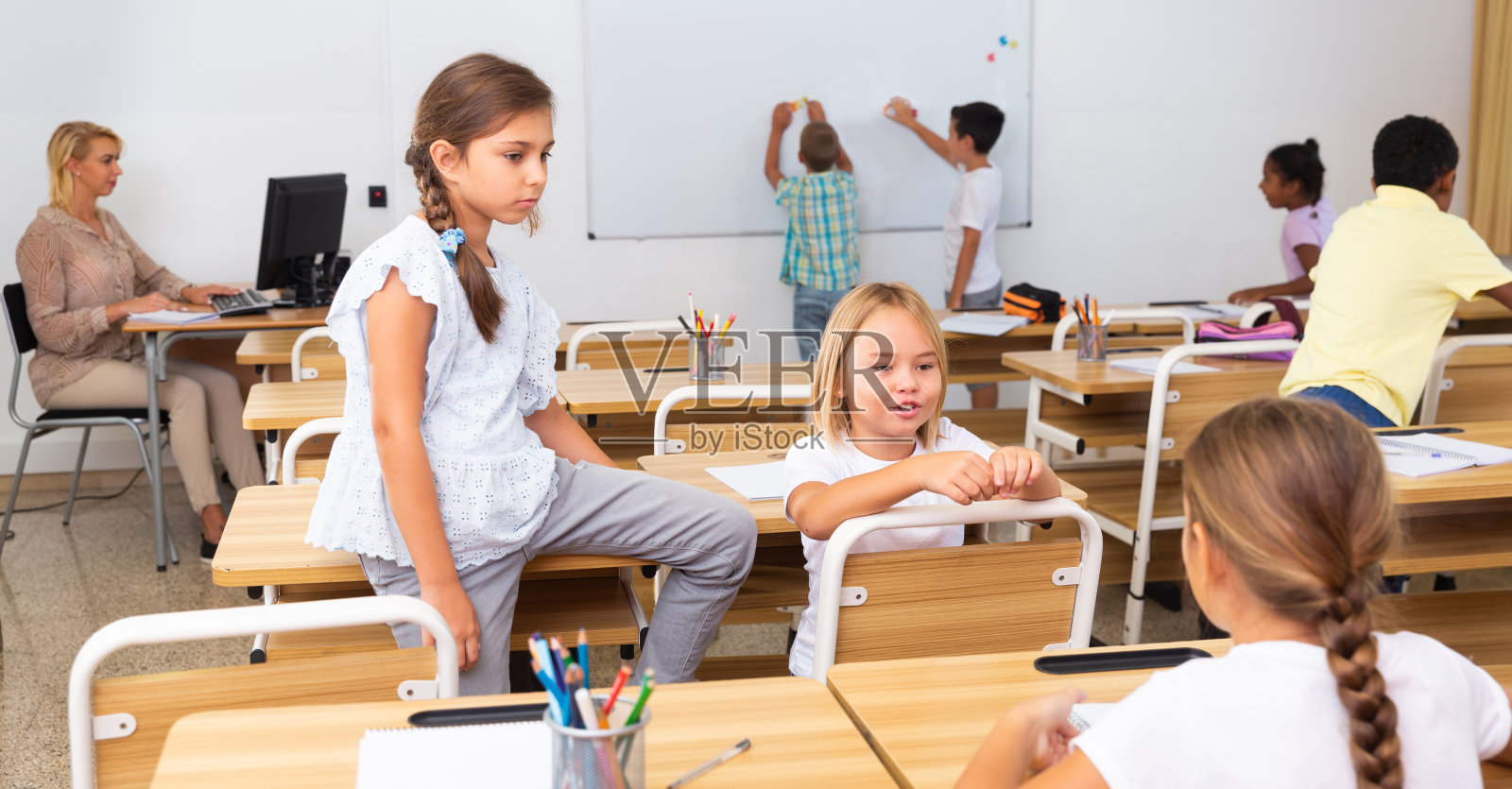 孩子们在课间交谈照片摄影图片