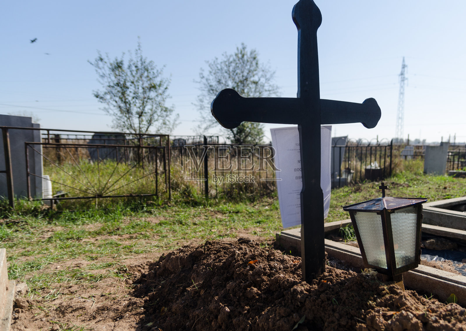 木十字架矗立在新坟之上照片摄影图片