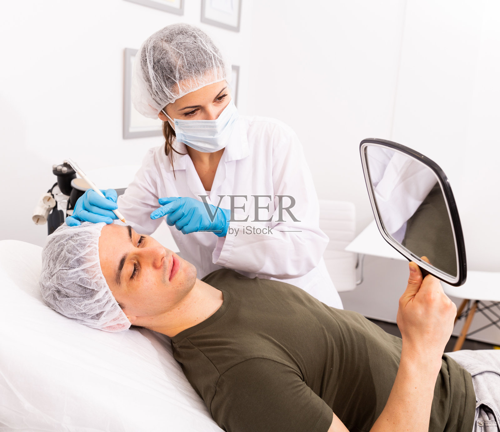 美容师为男性病人提供咨询服务照片摄影图片