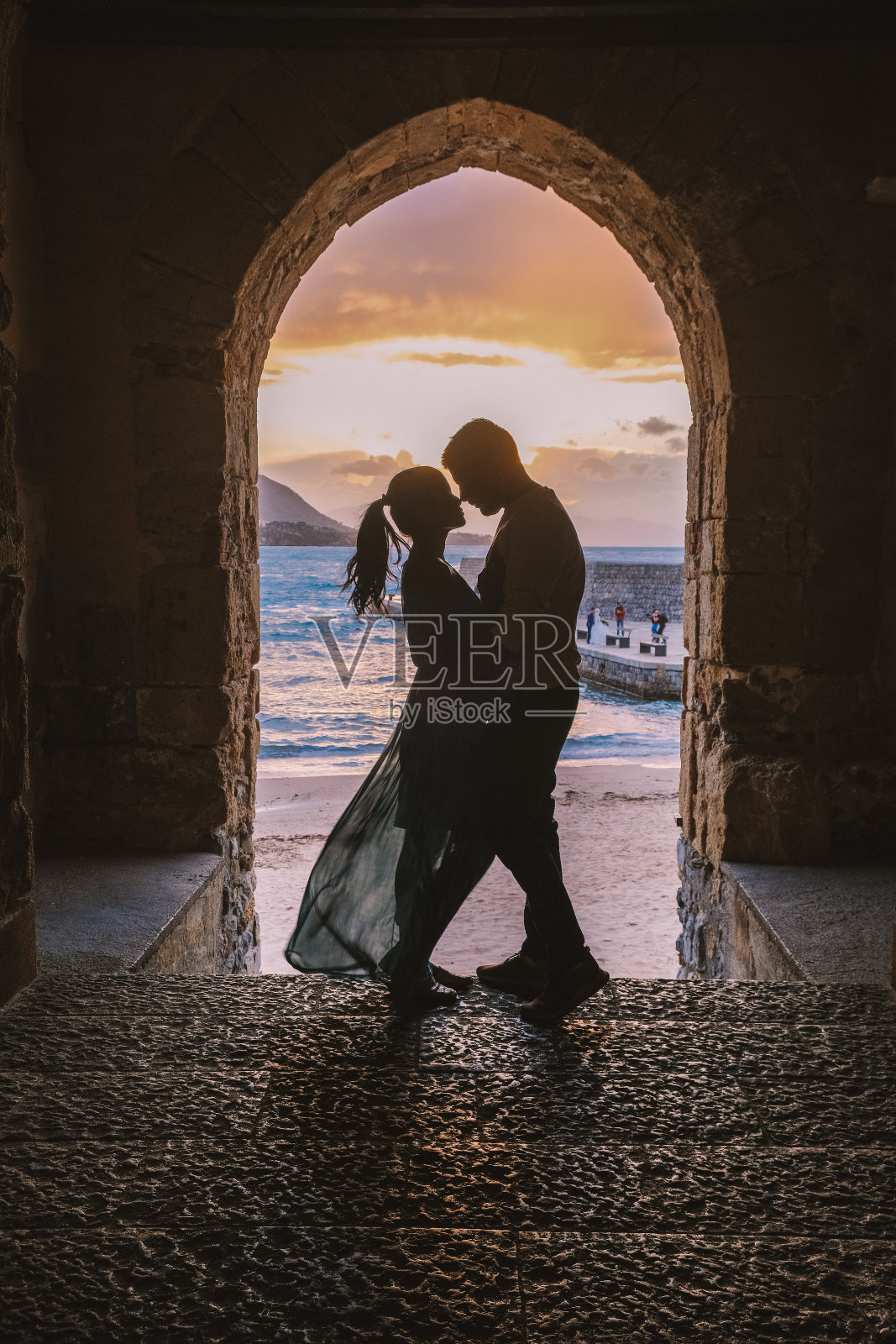 Cefalu Sicily,夫妇看日落在海滩的Cefalu Sicilia意大利,中年男人和女人度假西西里岛照片摄影图片