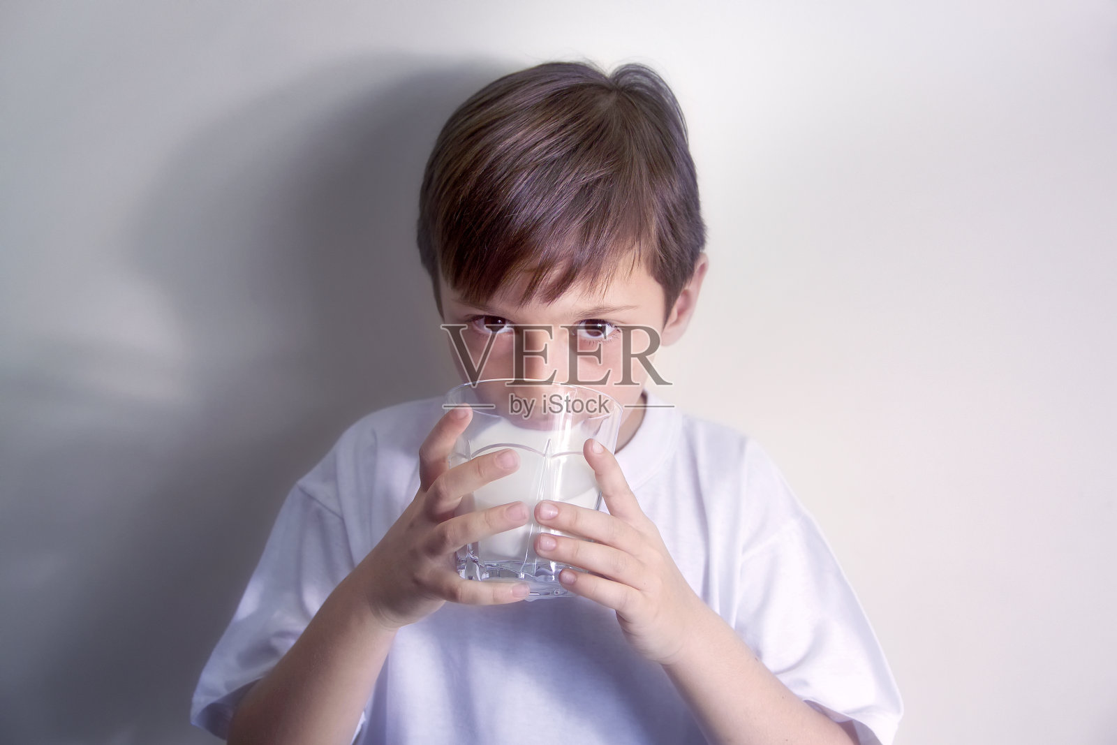 美丽的少年喝牛奶的特写肖像照片摄影图片