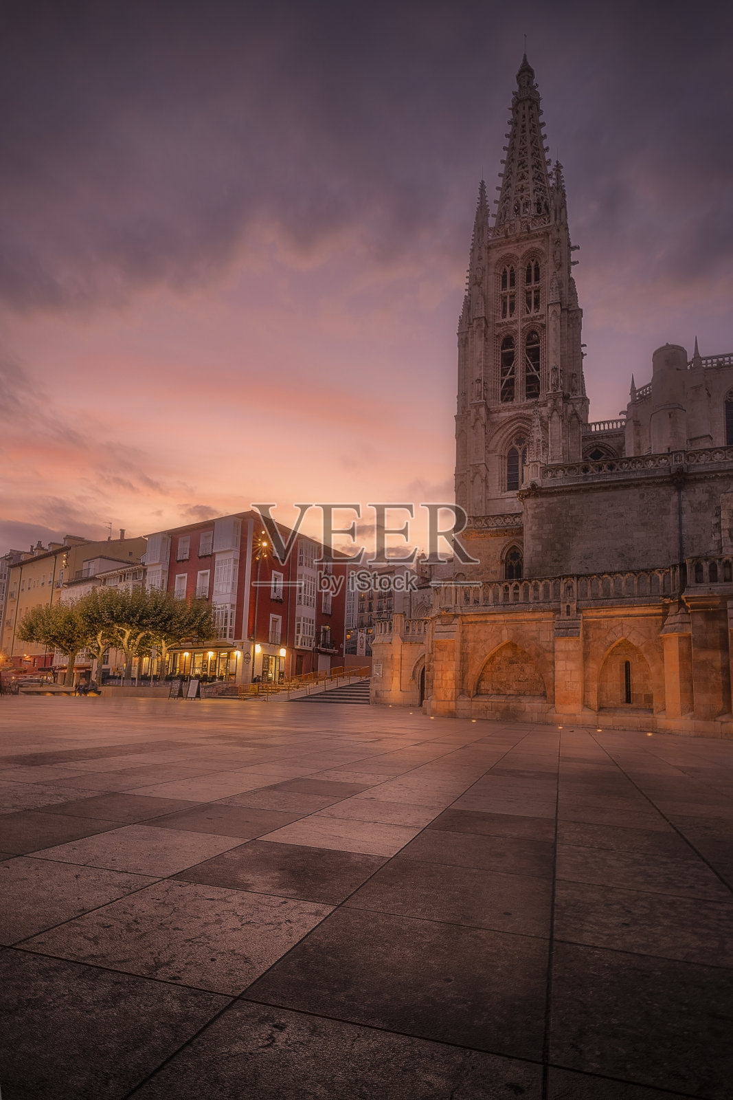 日落时分的布尔戈斯大教堂照片摄影图片