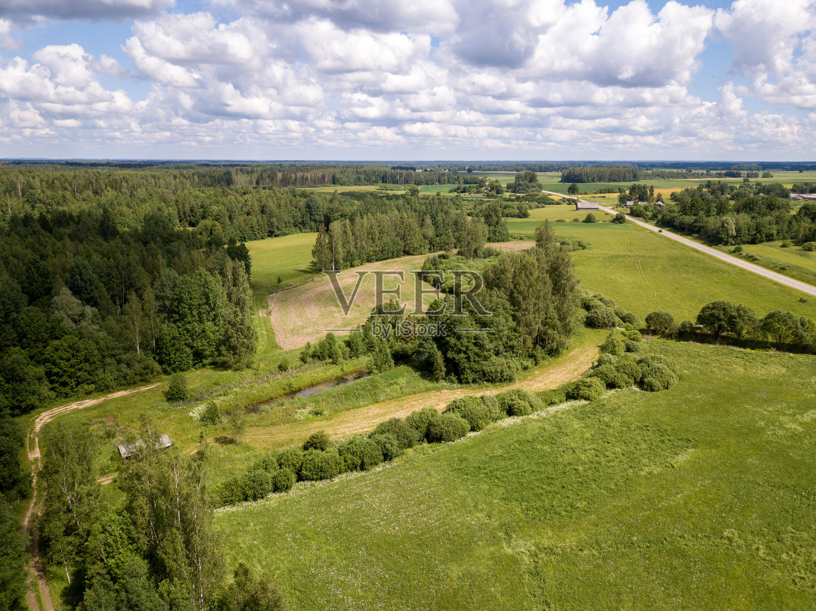 乡村空中景观与道路和绿色的田野在夏天照片摄影图片