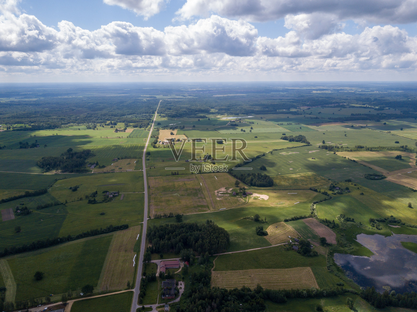 乡村空中景观与道路和绿色的田野在夏天照片摄影图片