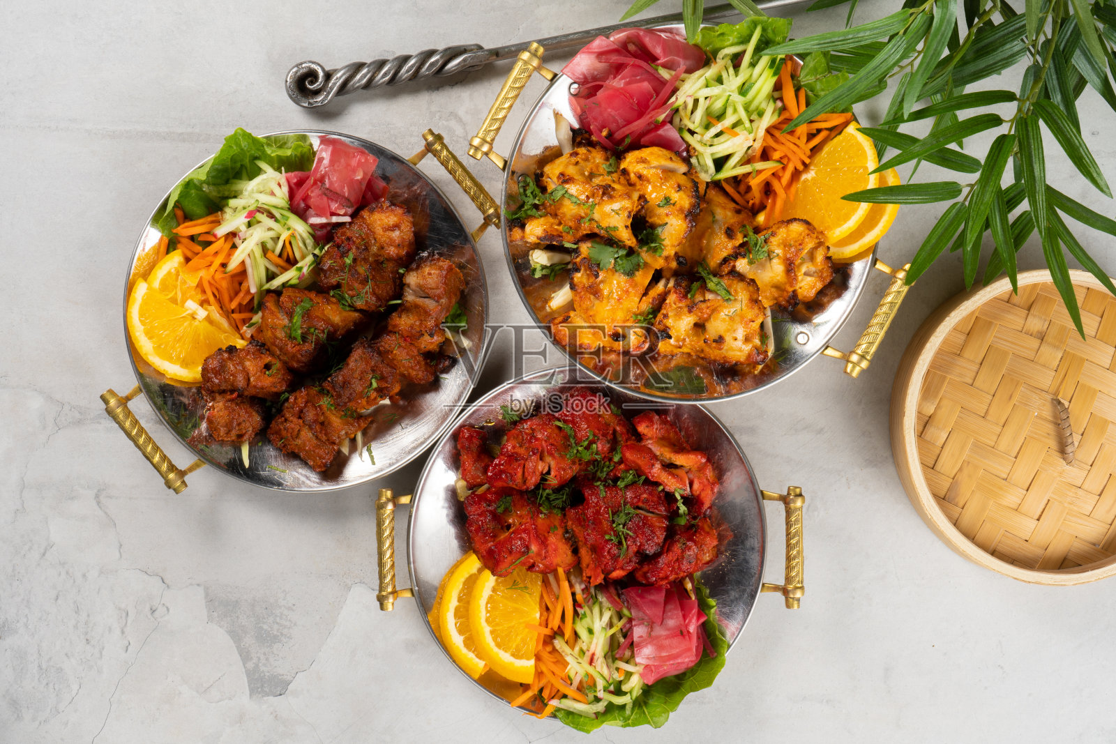 鸡肉、牛肉和猪肉串,配以蔬菜和辛辣香料,用檀香烹调。传统印度菜肴中的三道热菜用烤肉串煎的烤肉串。照片摄影图片