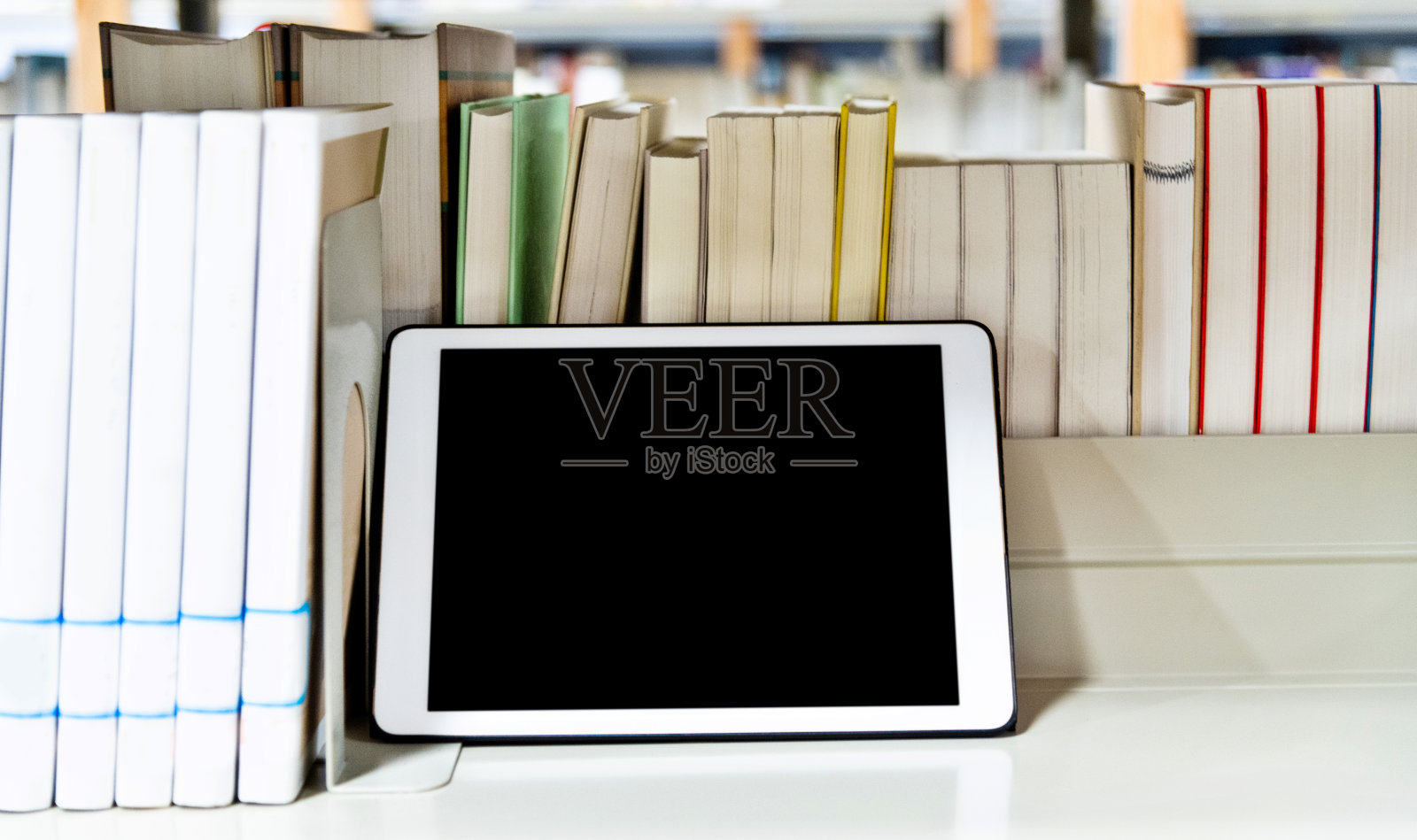 书架上的空白数字平板电脑照片摄影图片