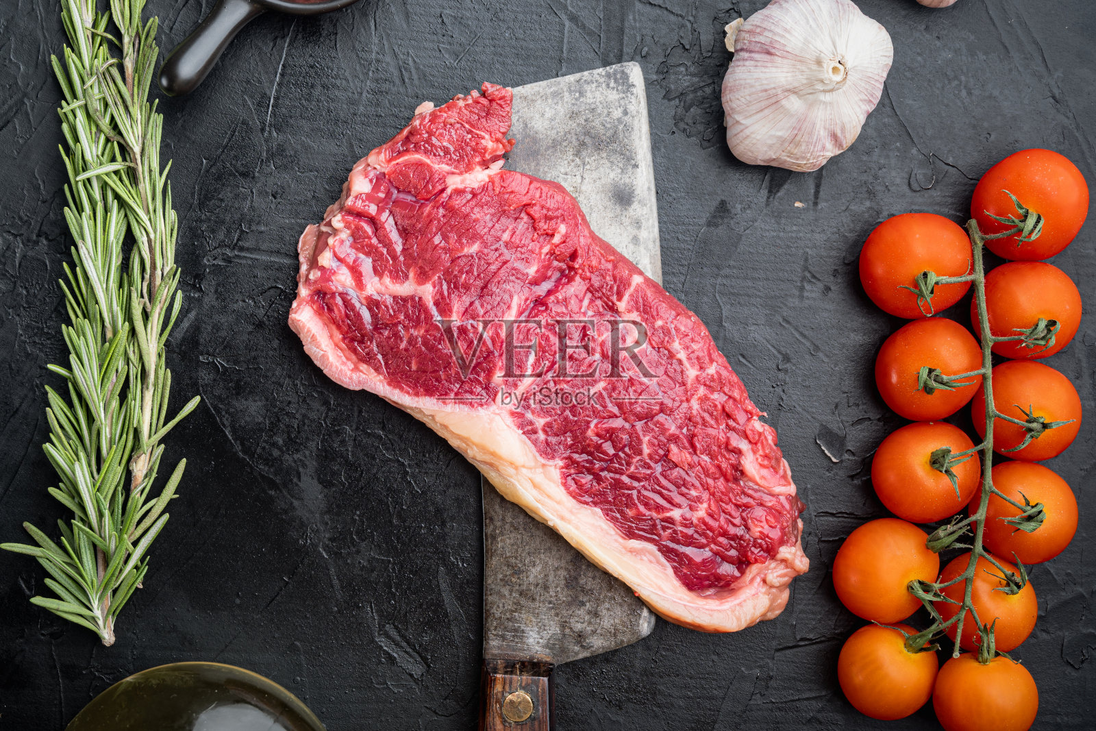 上腰肉,新鲜的有机牛肉切,在黑色背景,俯视图照片摄影图片