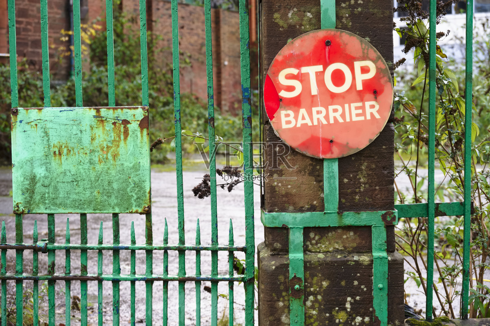 老停止障碍进入标志在绿色入口大门照片摄影图片
