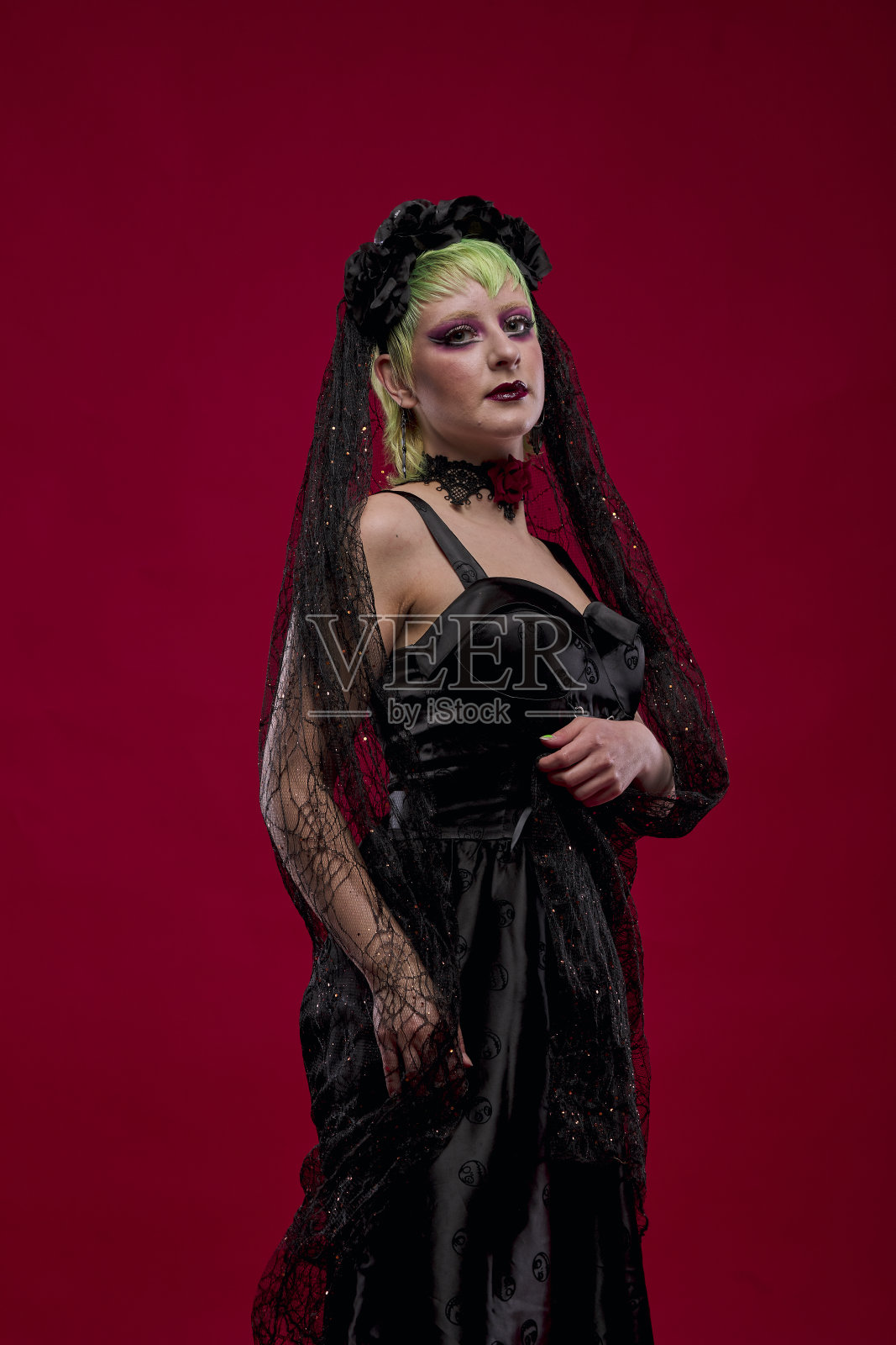 女人穿着哥特式的衣服,吓人的万圣节照片摄影图片