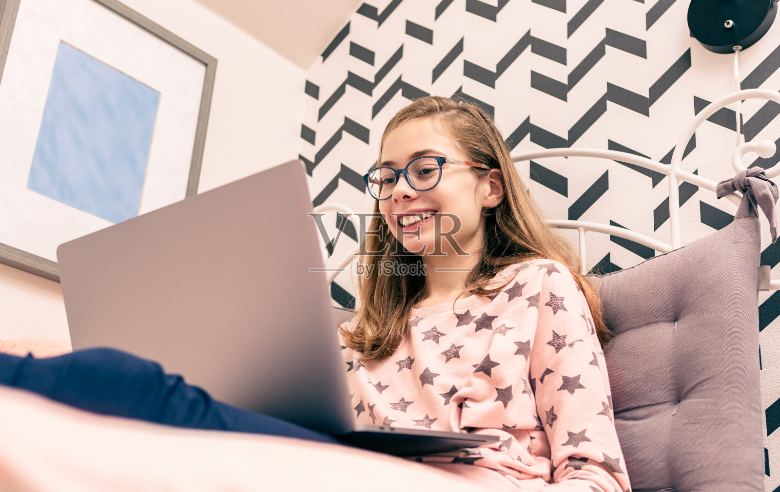 白人少女在室内使用笔记本电脑照片摄影图片