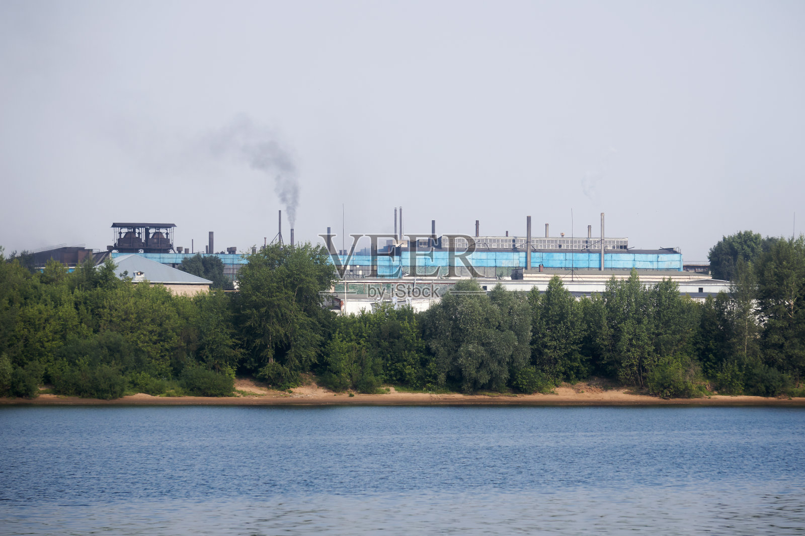 工业景观与工厂在河岸上照片摄影图片