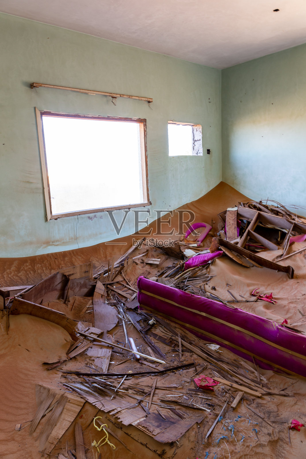 被沙子掩埋的房屋内部,有破损的家具,位于阿拉伯联合酋长国沙迦的幽灵村庄Al Madam照片摄影图片