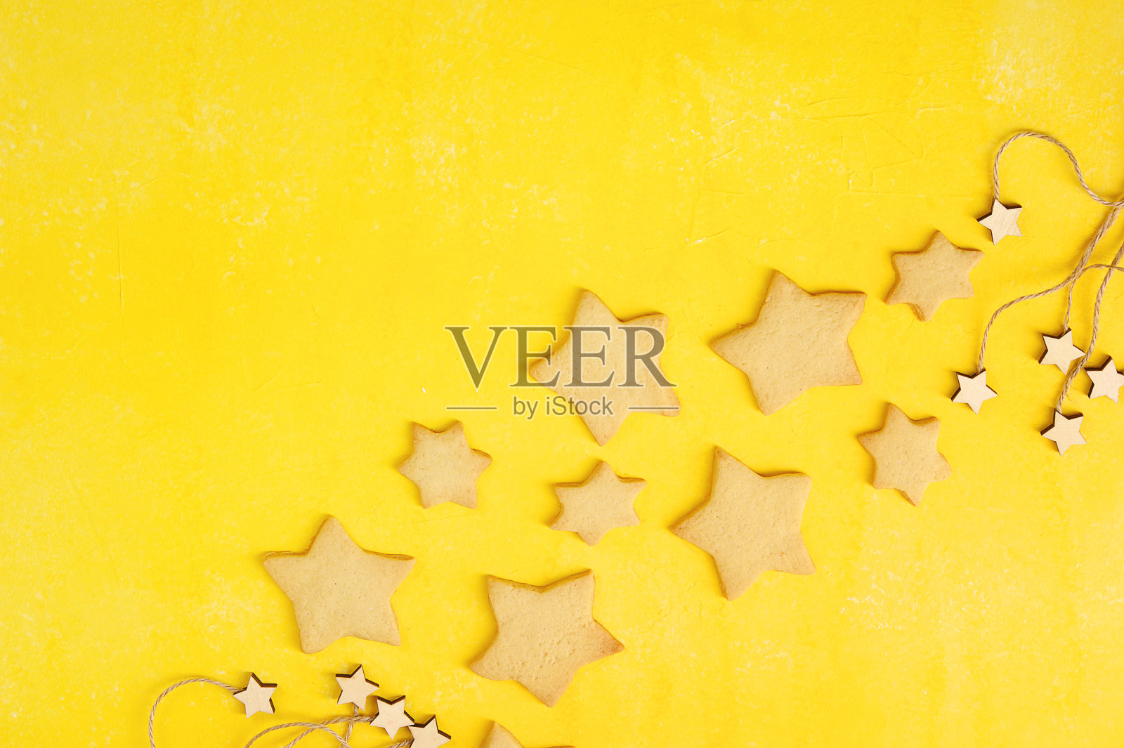 cookie以星形形式出现在带有拷贝空间的黄色背景顶视图上照片摄影图片