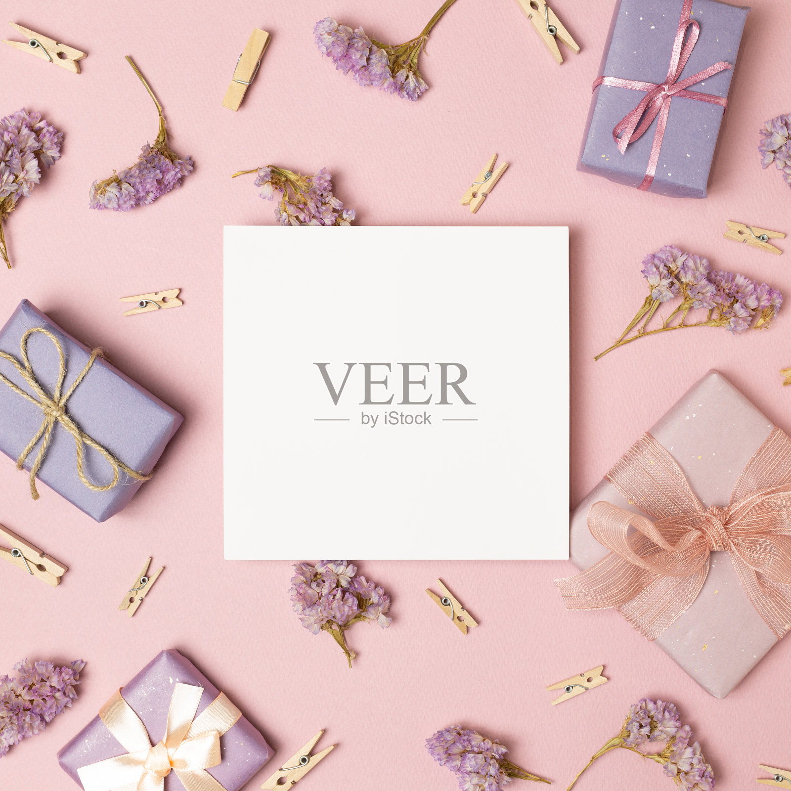 带有礼品盒的空便笺纸,干花,粉色背景上的木夹子。平铺,俯视图,拷贝空间照片摄影图片