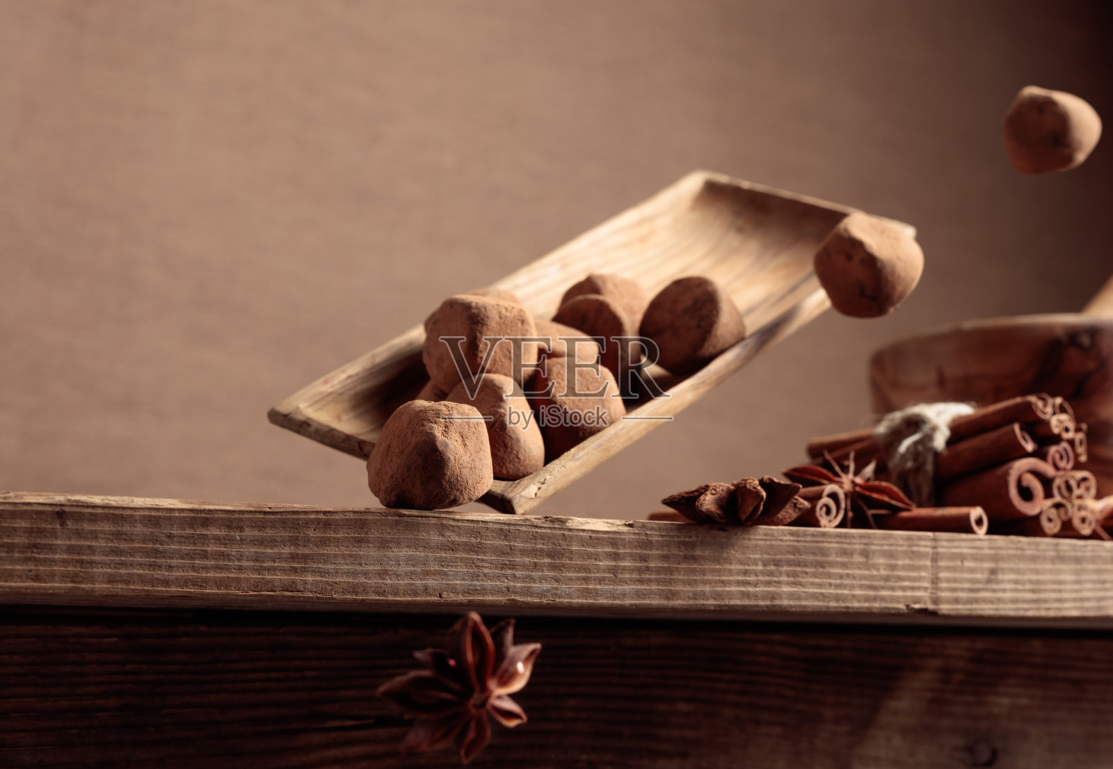 落下来的旧木盘,里面有巧克力、肉桂和大茴香。照片摄影图片