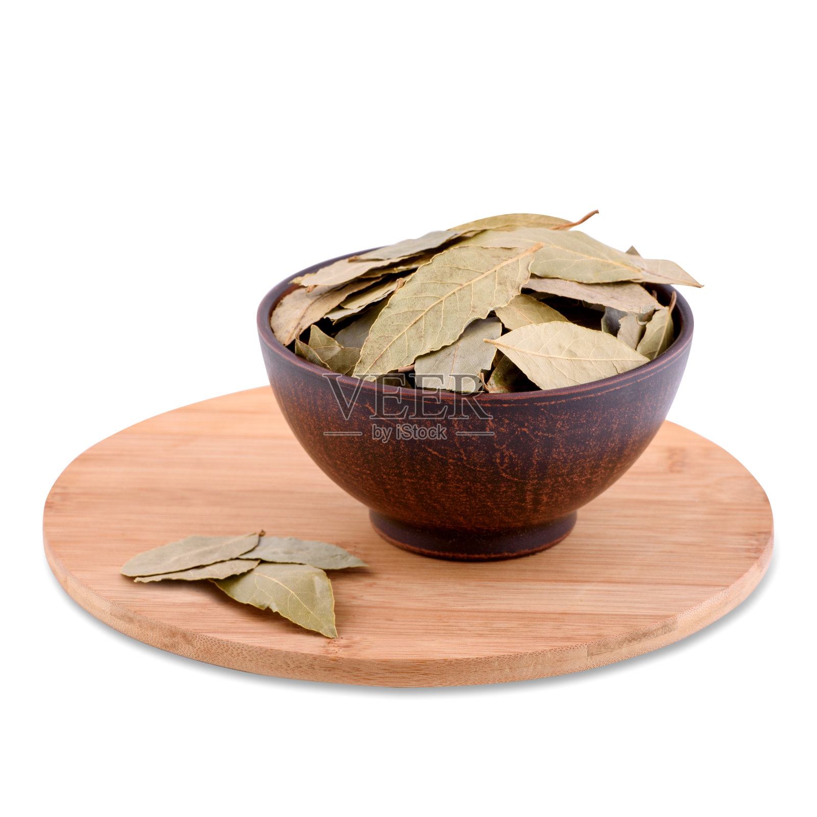 干月桂叶在棕色碗在木板孤立在白色背景;副本的空间。照片摄影图片