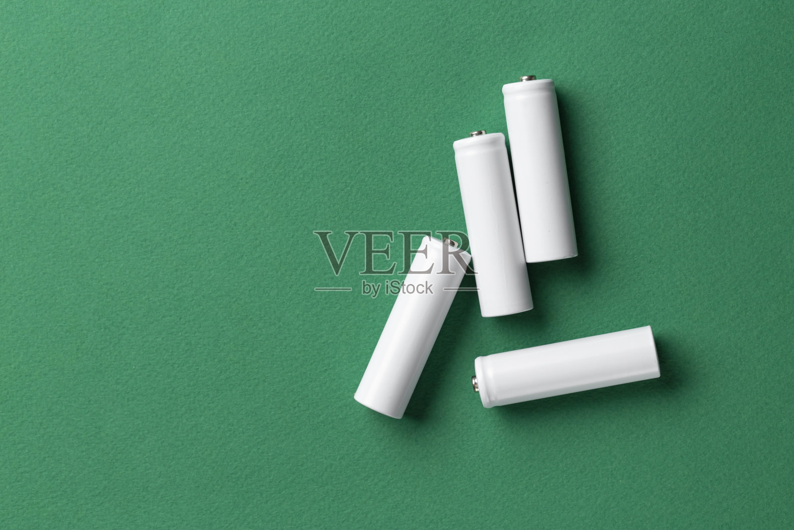 可充电AAA电池在白色的绿色背景。文本。照片摄影图片