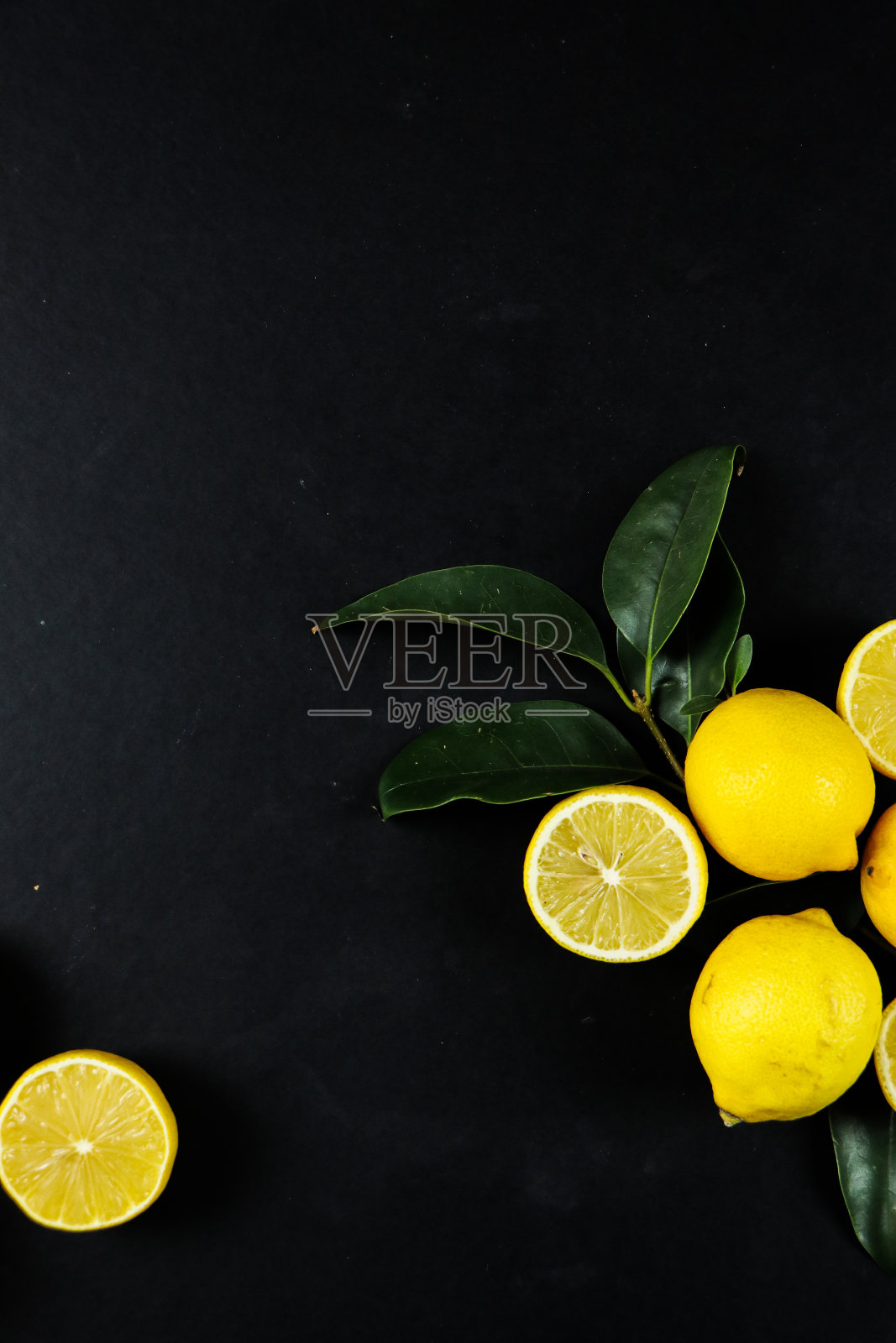 一组有叶子的柠檬,孤立在背景上照片摄影图片