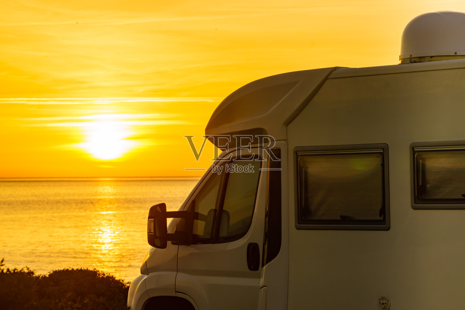 日出时海滩上的露营车照片摄影图片