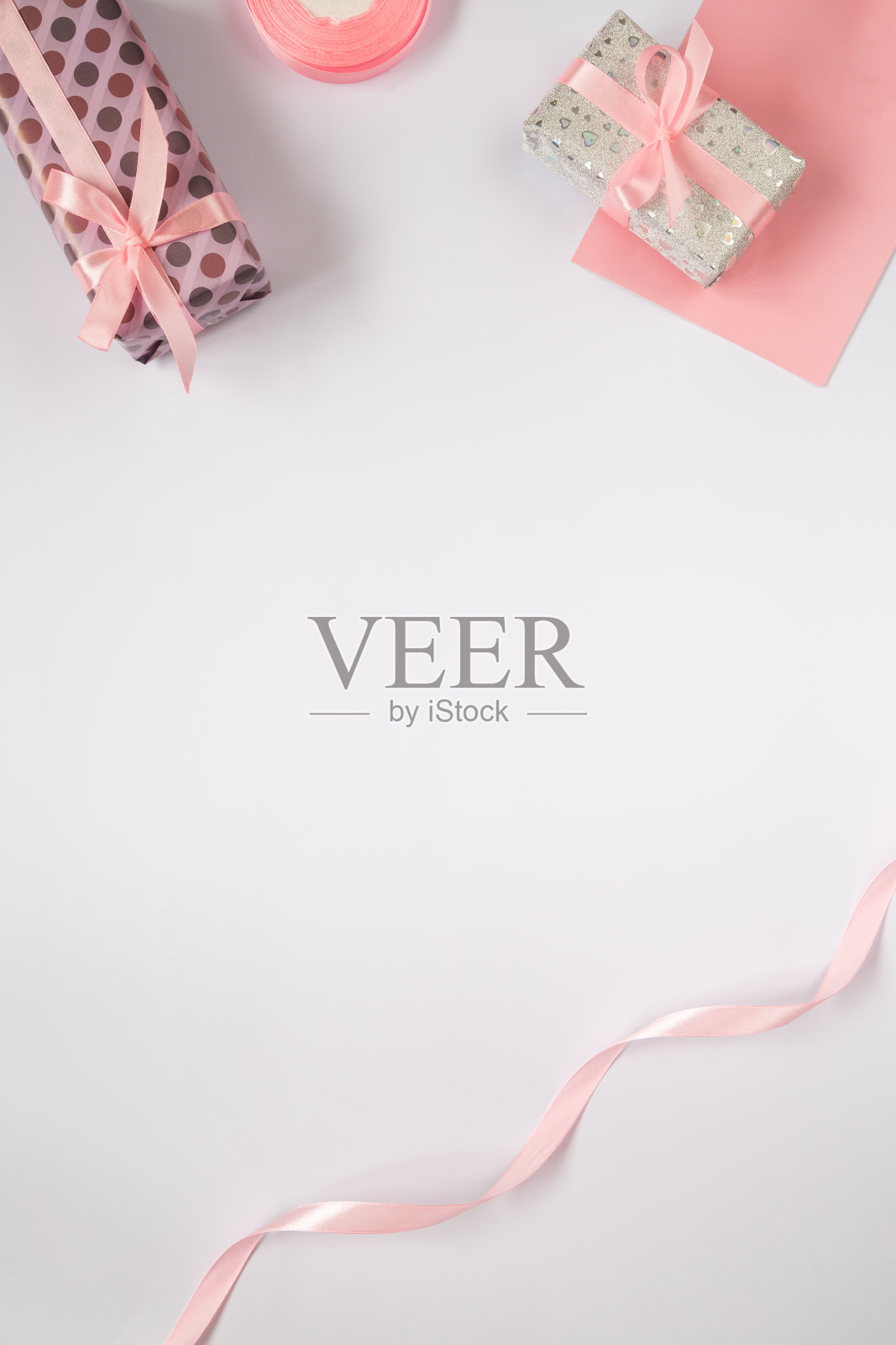 情人垂直背景,平躺着礼物和粉红色的丝带。生日,母亲节,情人节照片与拷贝空间,垂直,社交媒体格式照片摄影图片