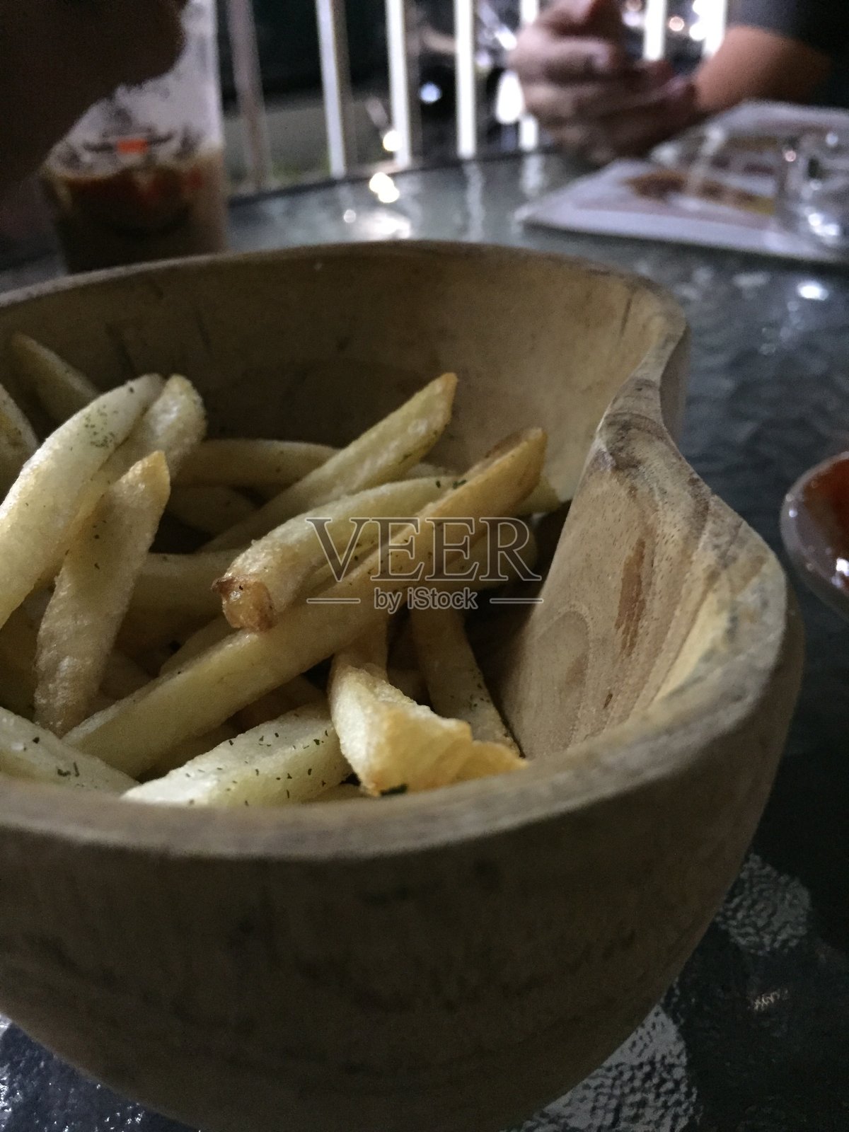 桌上碗里炸薯条的特写镜头照片摄影图片