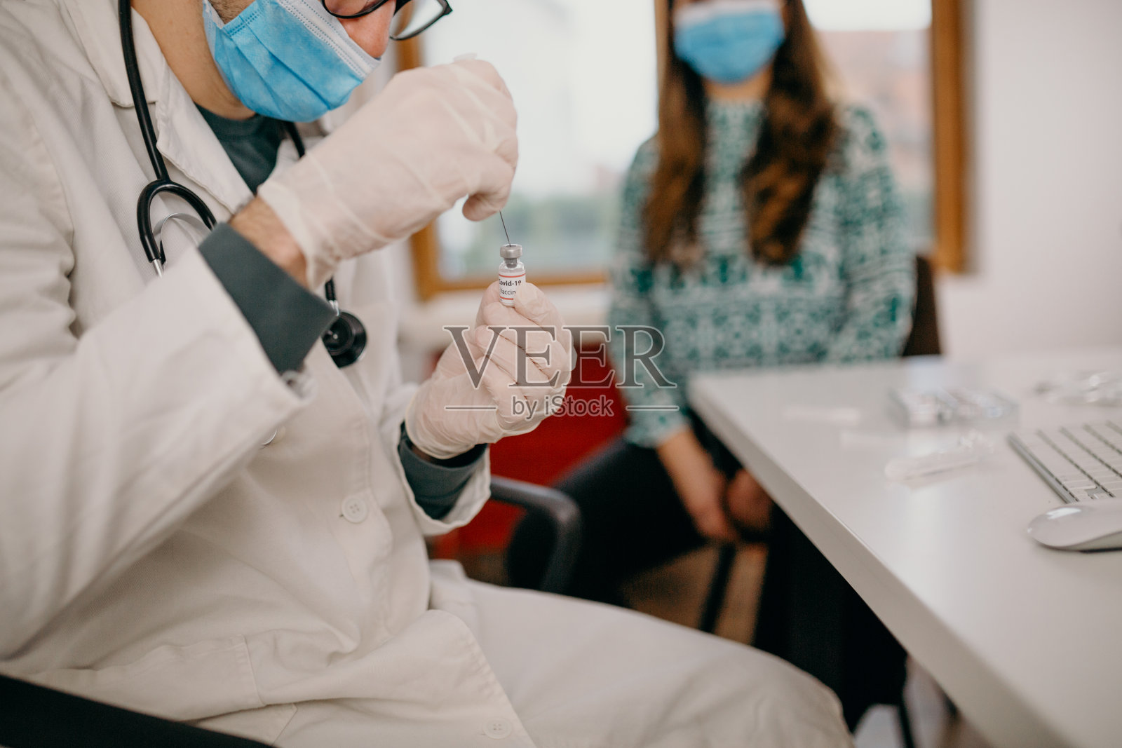 医生给病人接种疫苗照片摄影图片