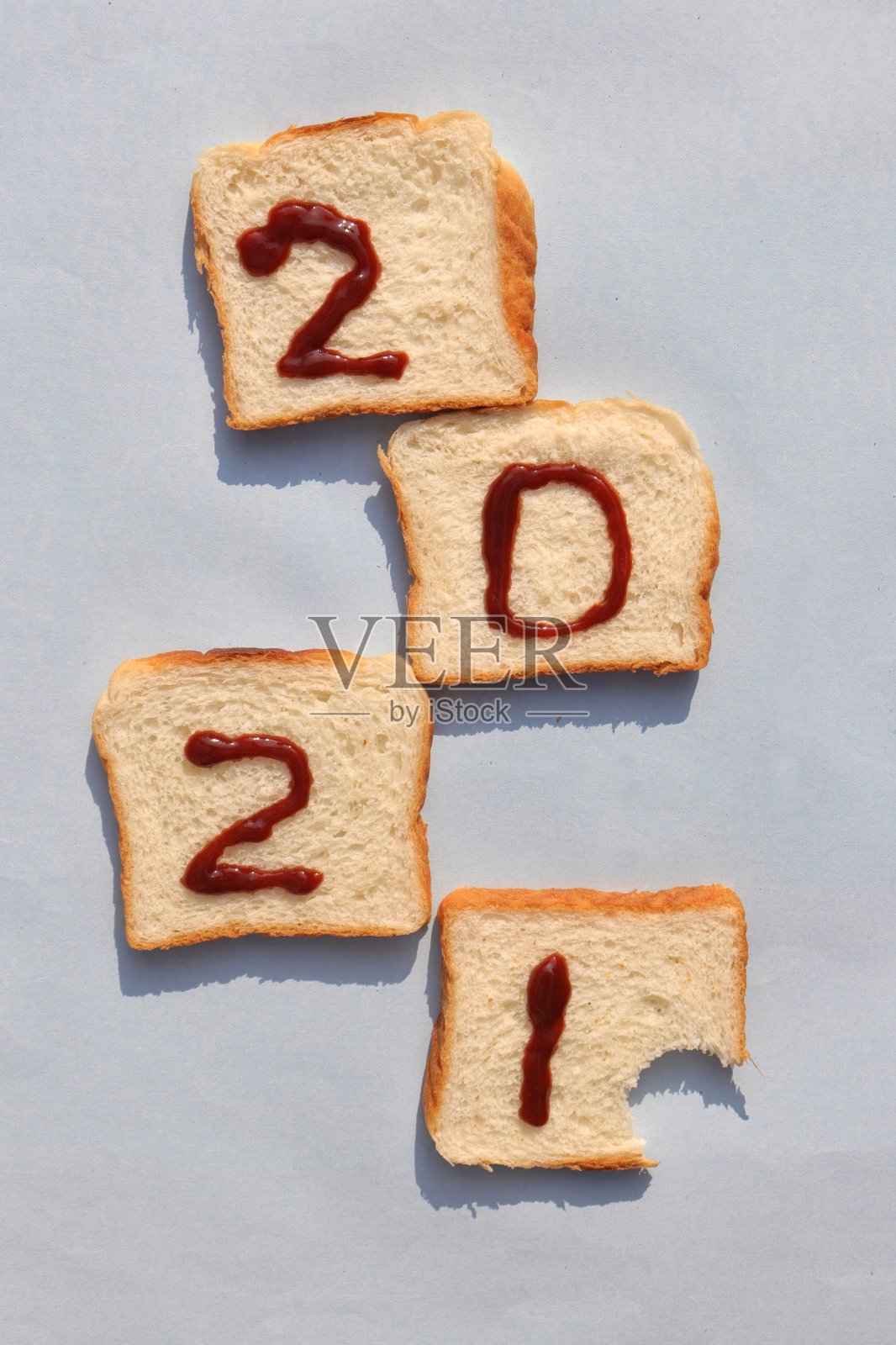 用番茄酱写在面包上,新年快乐的创意照片,完美的壁纸照片摄影图片