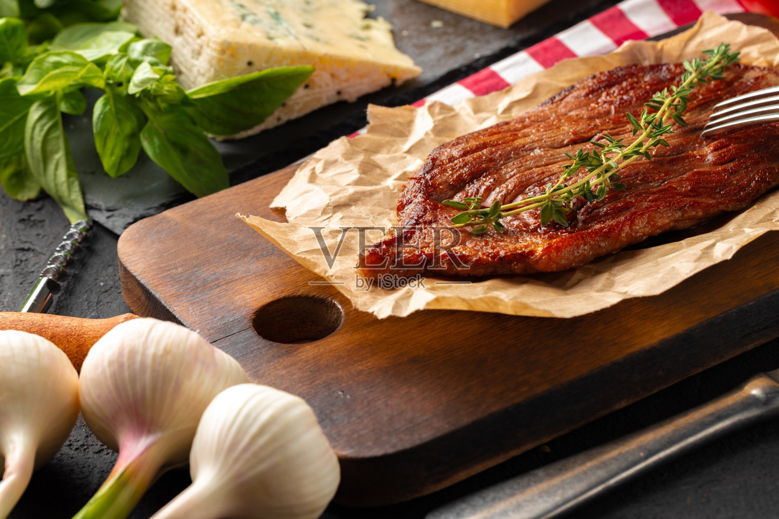 烤牛排上盘子接近照片摄影图片