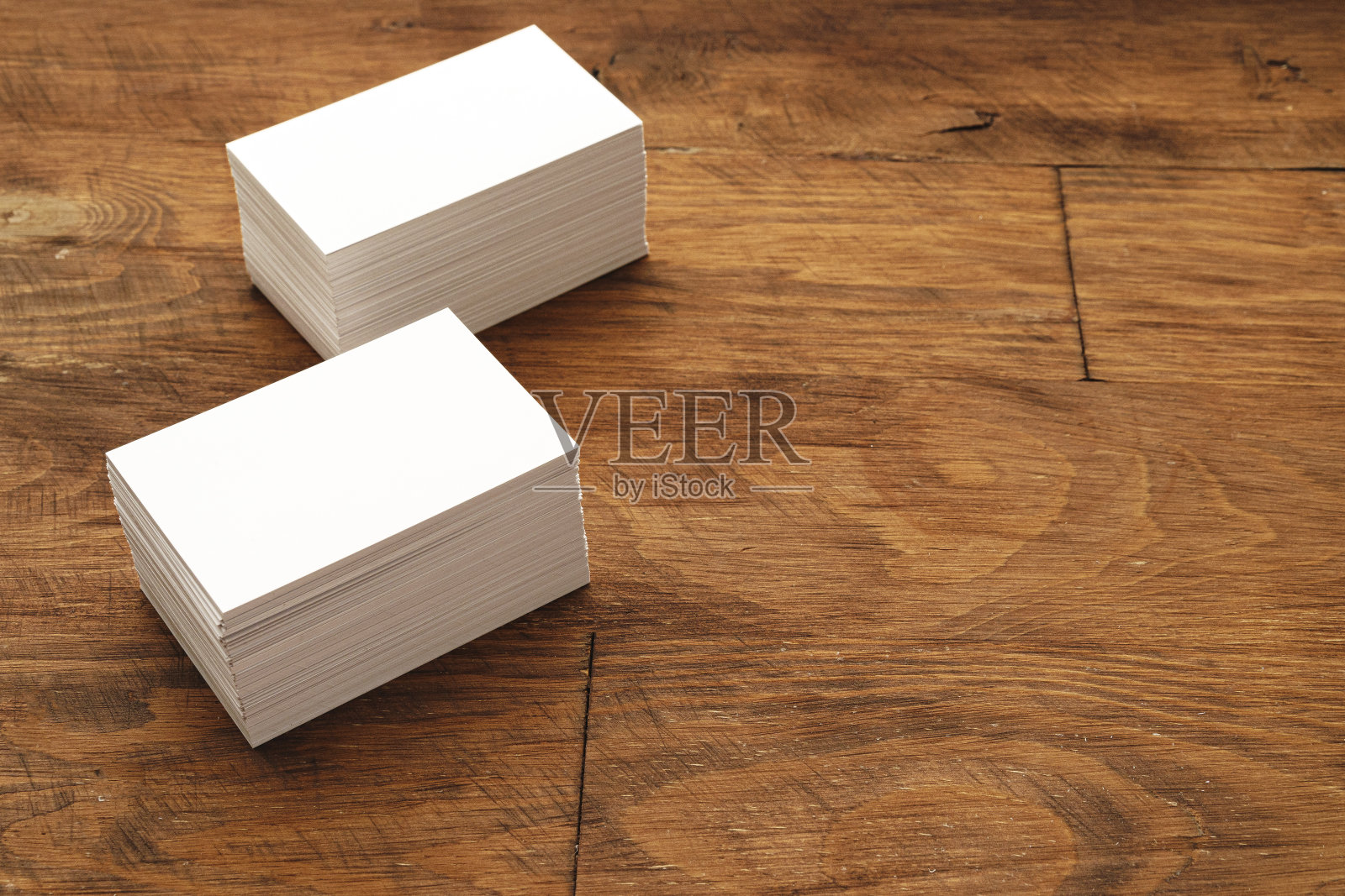 粗糙的木桌上堆放着空白名片照片摄影图片