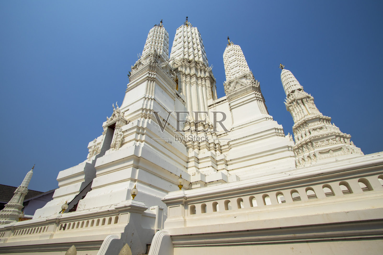 泰国佛教寺庙中的一座美丽的大白塔照片摄影图片