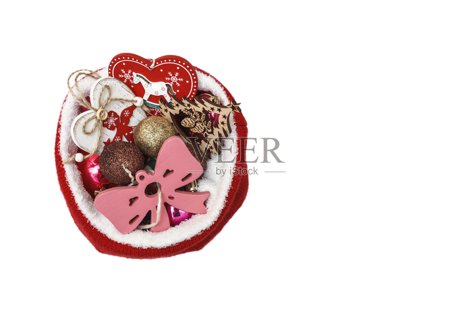 圣诞帽上的圣诞装饰品照片摄影图片