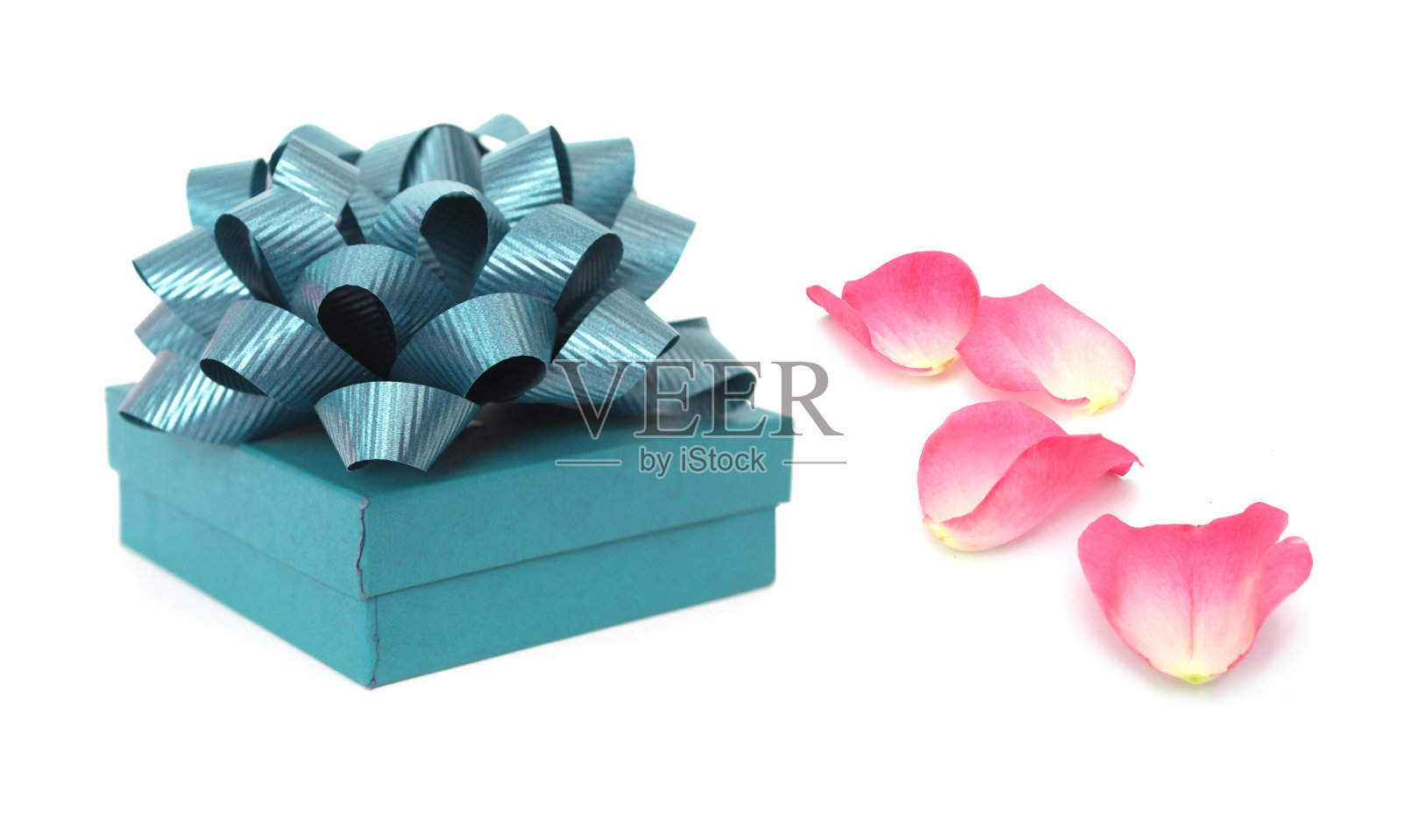 一个带花瓣玫瑰的蓝色礼盒照片摄影图片
