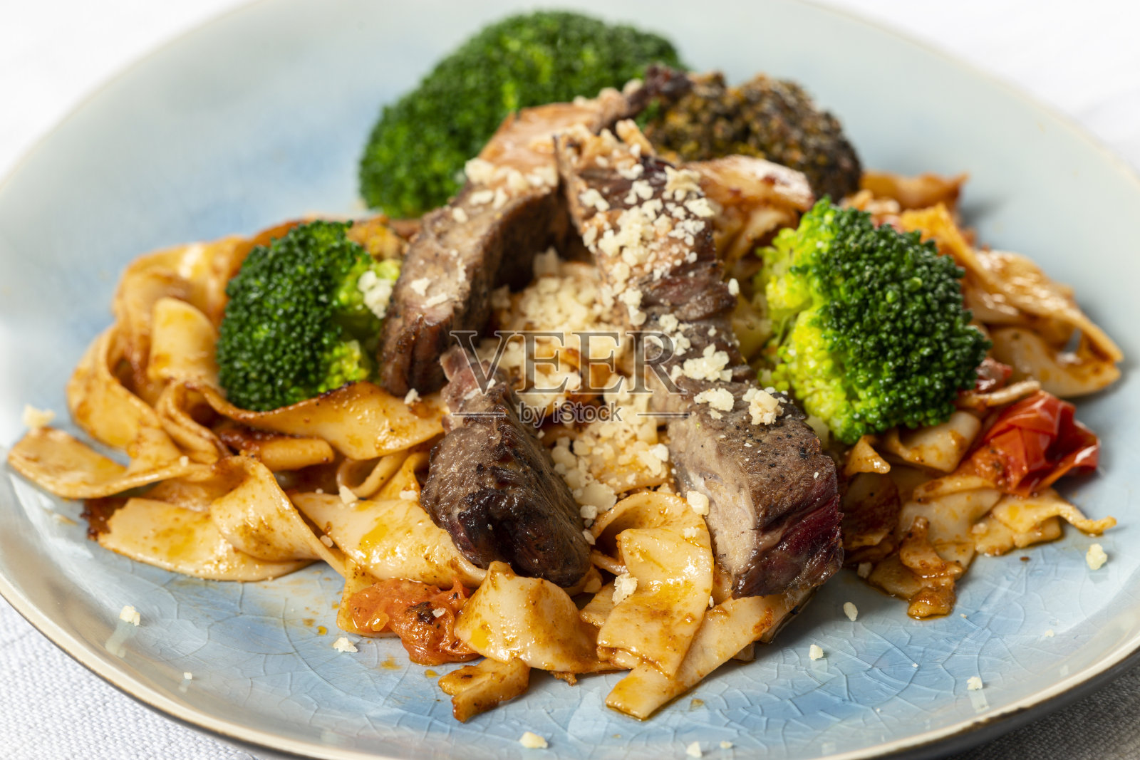 配牛排片的意大利扁面照片摄影图片