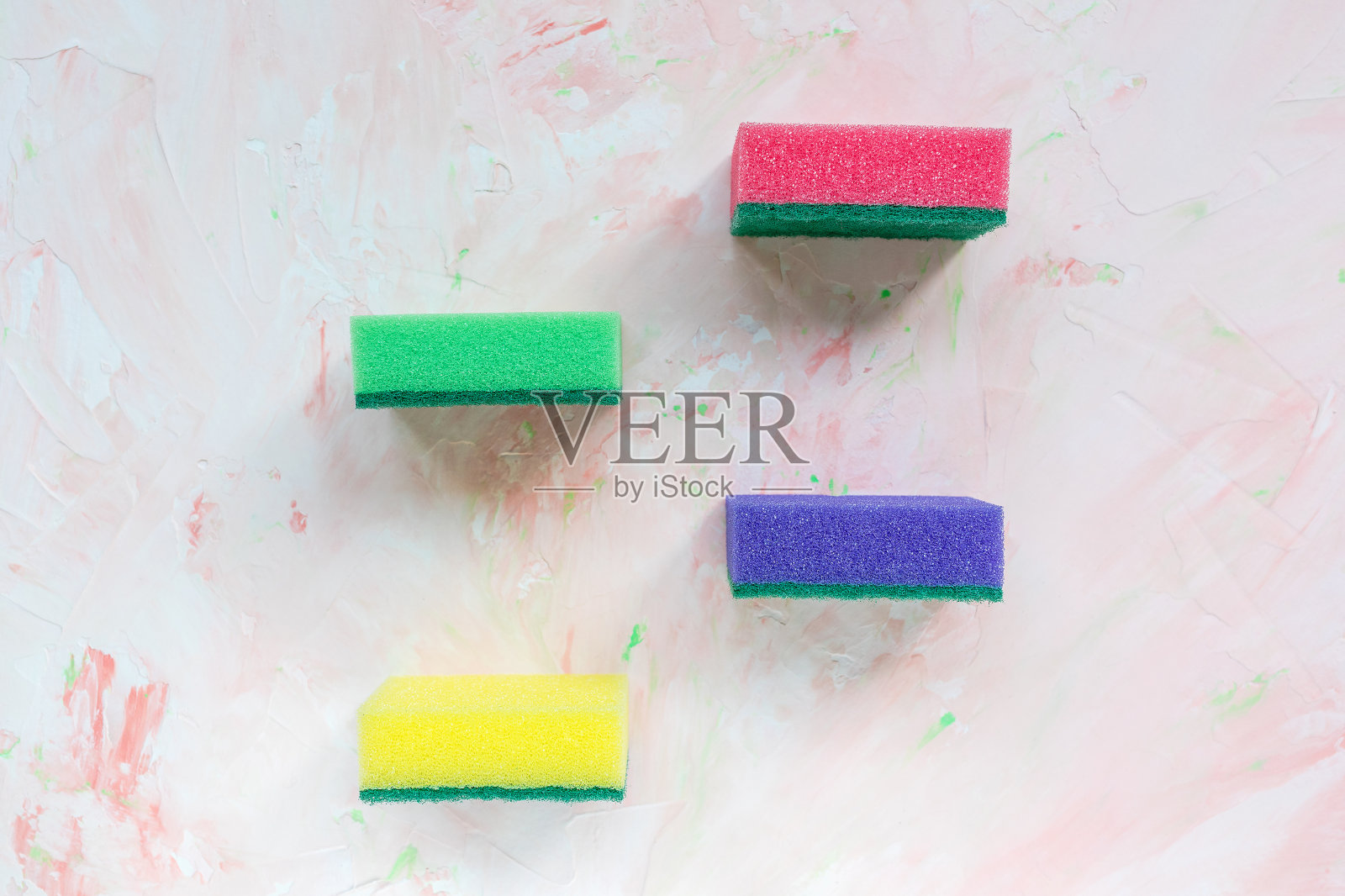 新的彩色海绵用于洗碗和清洁照片摄影图片