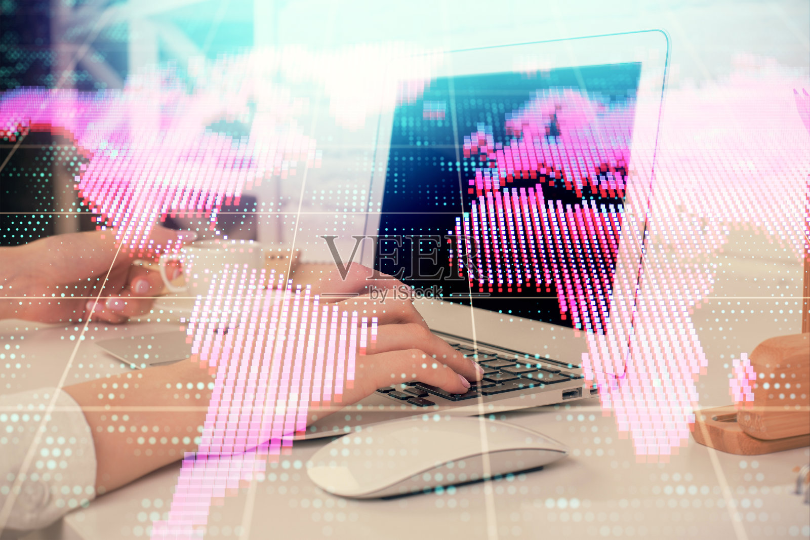 女人双手在电脑上打字和商业主题全息图的双重曝光。成功的概念。照片摄影图片