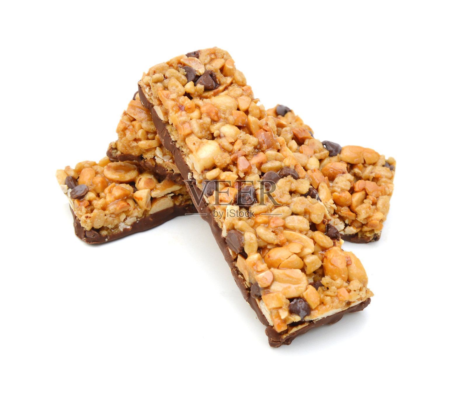 把巧克力片和花生蛋白棒放在一块白色的蛋糕上照片摄影图片